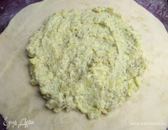 Нанести половину начинки в центр.