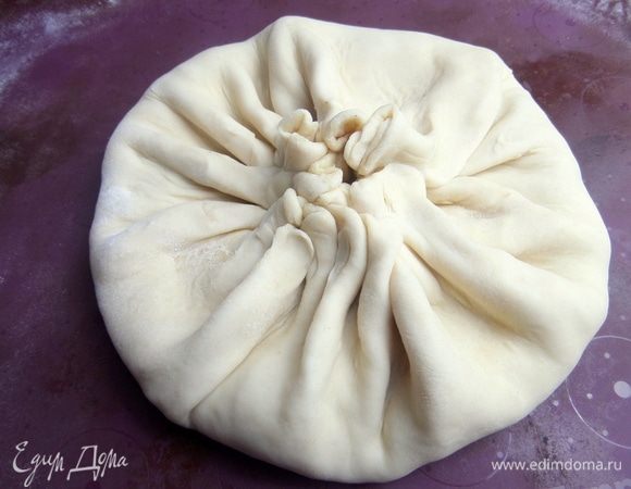 Подтянуть края теста к центру, защипать.