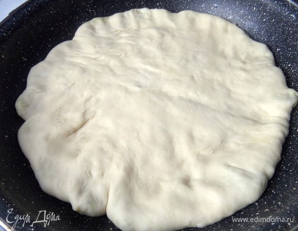 Раскалить сковороду (у меня из каменной крошки) без масла и перенести на нее лепешку.