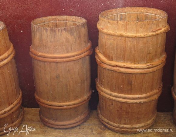 Вот в таких бочках выдерживается брынза.