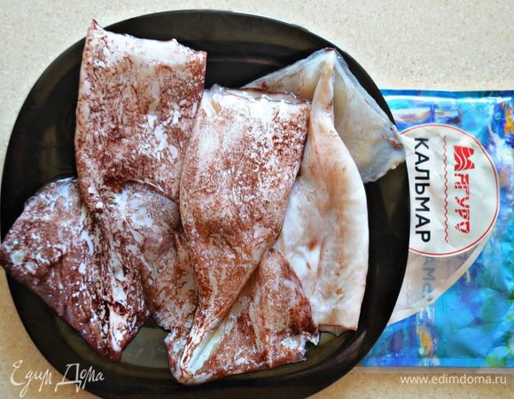 Очистите кальмары от шкурки, освободите от внутренностей, пленок и хорды. Хорошо промойте тушки под холодной проточной водой.