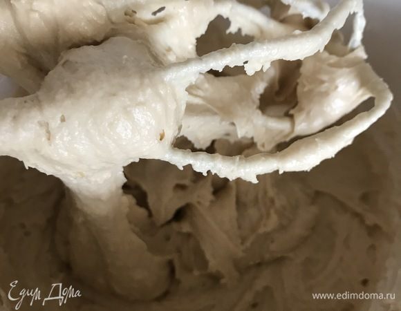 Постепенно добавляем муку, предварительно смешав ее с разрыхлителем.