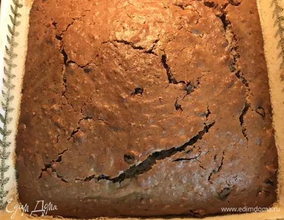 Форму смазать маслом и обсыпать сухарями или манкой. Выпекать при температуре 170°С около часа. Готовность проверяйте зубочисткой.