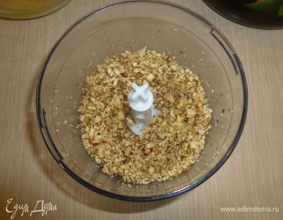 Для пирога потребуется разъемная форма диаметром 18 см. Духовку разогреть до 170°С. Орехи тщательно перебрать, чтобы в пирог не попали перегородки и скорлупа, и измельчить в блендере.