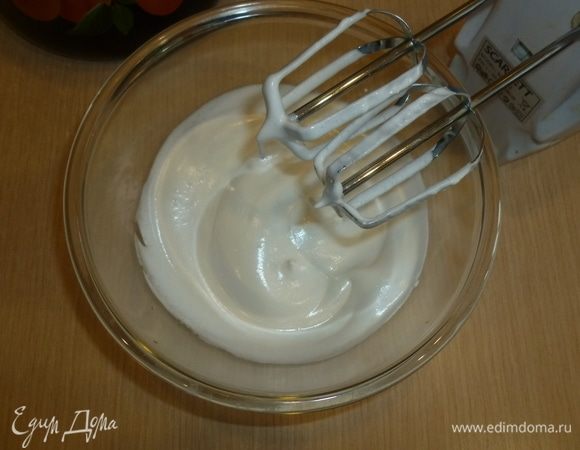 К белкам добавить щепотку соли и начать взбивать миксером на маленьких оборотах. Затем постепенно обороты увеличить и начать подсыпать сахар небольшими порциями. Взбивать до крепких пиков.