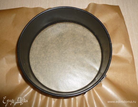 Форму застелить пергаментом.