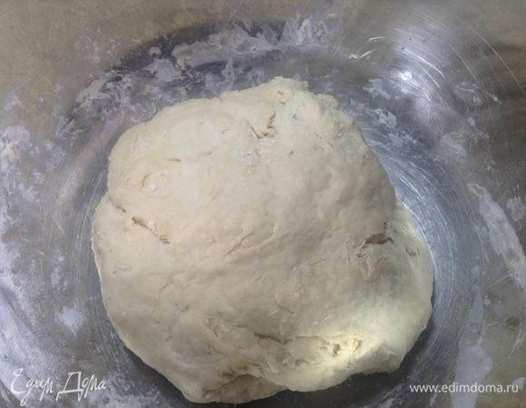 Смешать муку, воду (теплую), дрожжи, добавить 3 столовых ложки растительного масла, мед.
Кто-то может сперва всего чуть-чуть с дрожжами, чтобы закваска пошла. Кто-то все сразу.
Замесили все руками и отставили на расстойку.