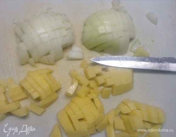 Режем кубиками картофель и лук репчатый.