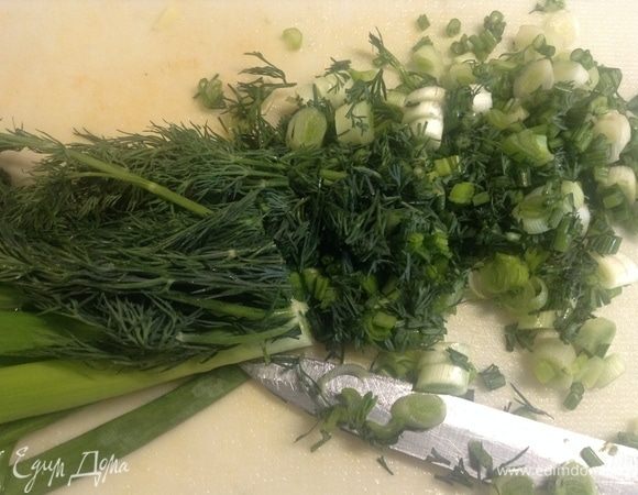 Режем лук зеленый и укроп.