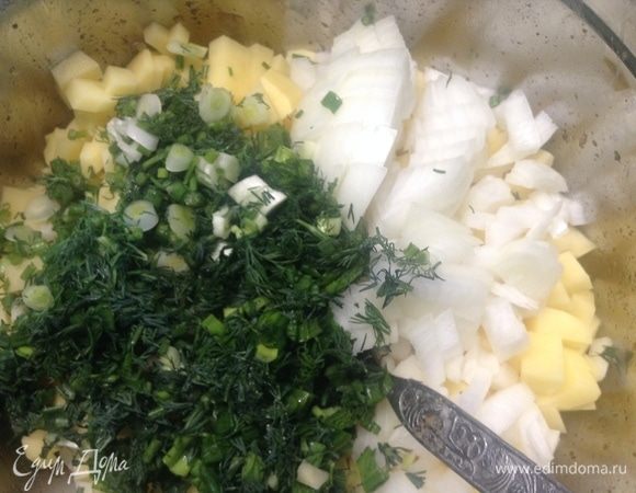 Добавляем лук зеленый и укроп к картошке и луку репчатому.