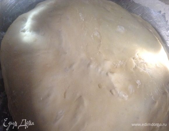 Тесто за это время несколько раз месим руками и снова ставим на расстойку, пока вот такой вот шарик не появится.