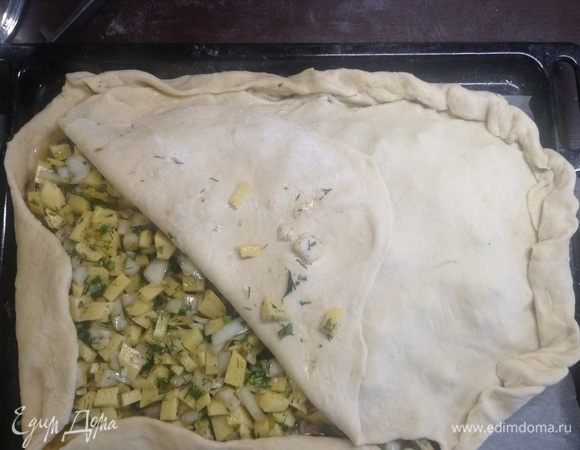На нижний слой выкладываем всю начинку, раскатываем остаток теста 1/3 и закрываем пирожок.