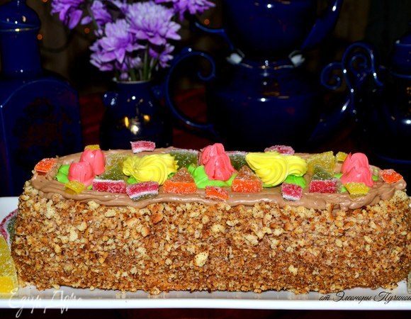 Взбиваю отдельно желтки с 2/3 сахара до загустения и почти белого цвета. Белки — в прочную пену, добавляю оставшийся сахар и снова взбиваю, смешиваю желтковую и белковую массы. Добавляю просеянную муку, крахмал, тщательно перемешиваю. Выпекаю на застеленном пергаментом противне при 200°С 30 мин. Остужаю в форме 5 мин., выкладываю на решетку, сняв пергамент. Бисквит должен отлежаться хотя бы 8 часов. Поэтому приготовила его на ночь. С готового бисквита срезаю верхние уголки, чтобы он был полукруглый. Крошу в блендере, подсушиваю на сковороде до коричневого цвета, остужаю. 