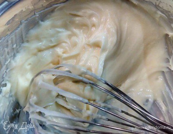 Самое время готовить пропитку. Смешиваю сахар до полного его растворения с горячей водой, добавляю коньяк и остужаю. 
Пришла очередь самого вкусного — крема. Желтки смешиваю с молоком, добавляю сахар, ставлю на самый медленный огонь (чтобы желтки не свернулись) и, помешивая, довожу до кипения, готовлю 5 мин. до крупных пузырей. Когда крем станет похож на сгущенку, снимаю с огня и остужаю до комнатной температуры. Размягченное масло взбиваю с ванильным сахаром до посветления, постепенно по столовой ложке подмешиваю молочный сироп, вливаю коньяк. Крем получается белый, легкий и немного пористый. В одну половину добавляю какао и взбиваю. От белого крема откладываю по столовой ложке и окрашиваю в розовый, зеленый и желтый цвета. 