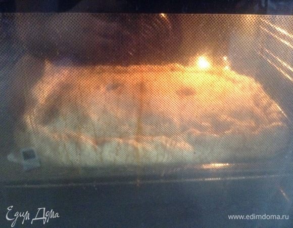 В духовку, предварительно нагретую до 180°С, на 45 минут.
Мы в начале обычно до 220°С разогреваем, через минут 10–15минут, как засунули, убавляем до 180°С.