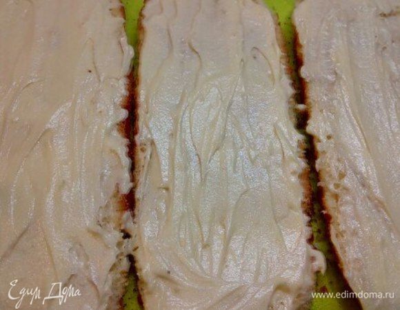 Вот и настал тот самый момент истины — собираю долгожданный торт. Разрезаю бисквит на три части, каждую пропитываю пропиткой.