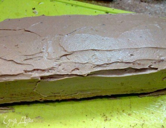 Затем смазываю белым кремом, выкладываю друг на друга. 