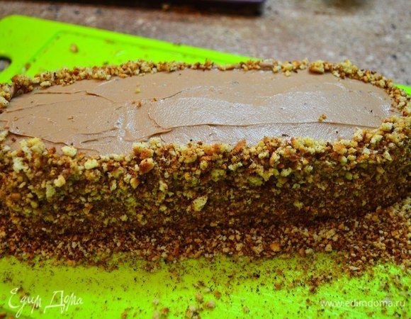 Снаружи обмазываю свое творение шоколадным кремом, бока посыпаю жареной крошкой. 