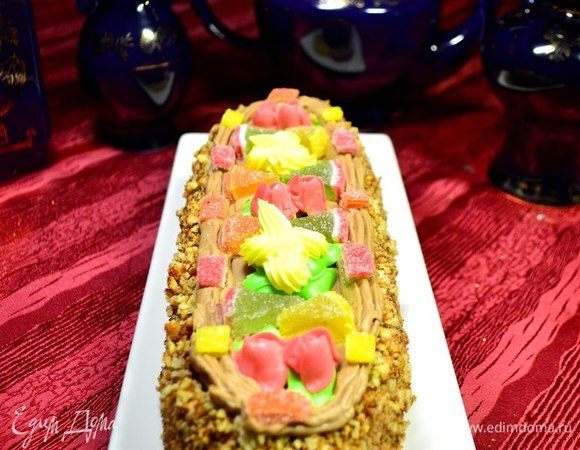 Украшаю, как душа пожелает, например, кремами разных цветов и цукатами или мармеладом. 