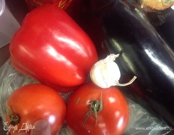 Помыли баклажаны, помидоры, перец сладкий.