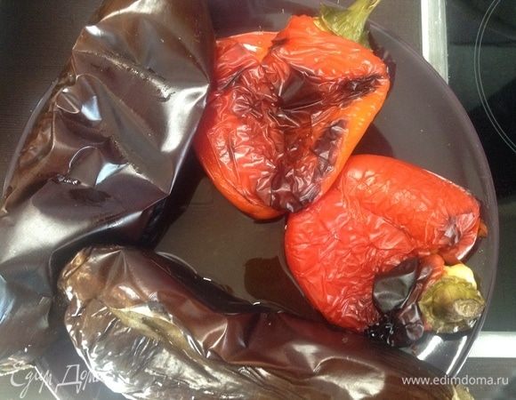 Целиком кладем в разогретую до 250°С духовку (на противень с пергаментом), через 35–40 минут достаем.