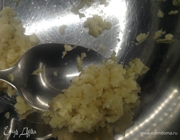 Пока овощи остывают, чистим-давим чеснок.