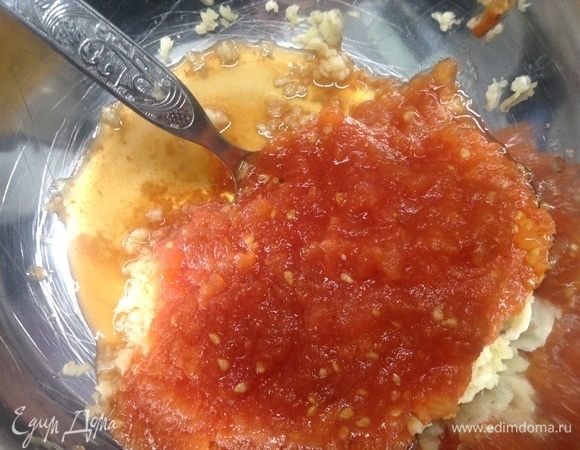 К чесноку добавили.