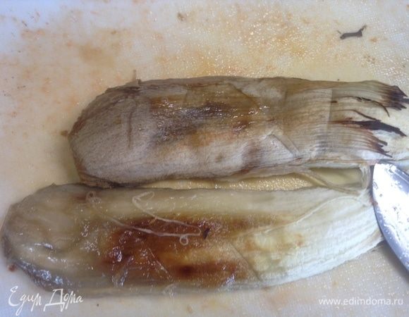 Баклажаны вдоль пополам нарезали, от кожи очистили.