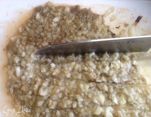 Нарезали мелко-мелко (порубили).