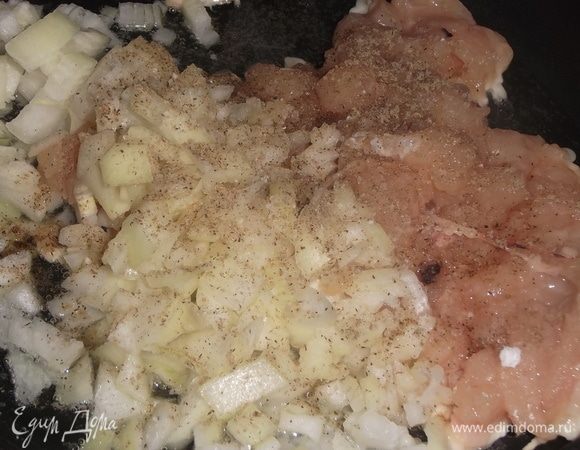 Куриную грудку и луковицу нарезать. Обжарить на растительном масле, поперчив, до готовности лука.