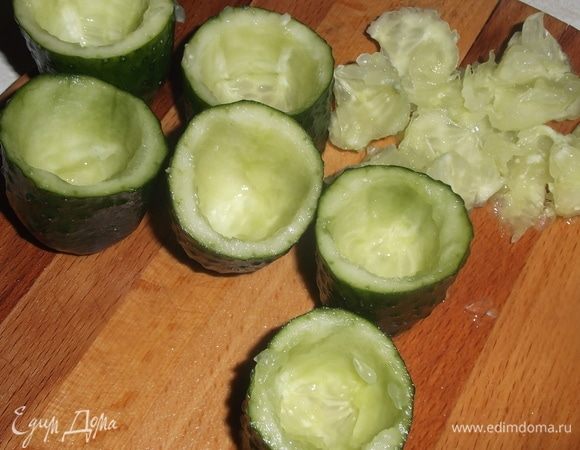 Огурцы помыть. Разрезать на куски высотой 2 см. Вычистить мякоть, оставляя донце.