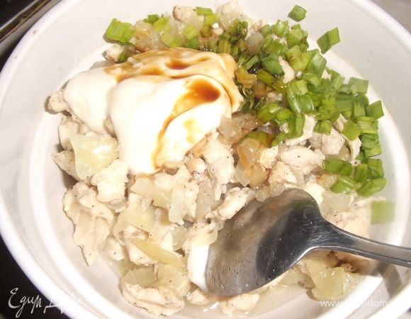 В обжаренную грудку добавить майонез, соевый соус, зелень. Перемешать.