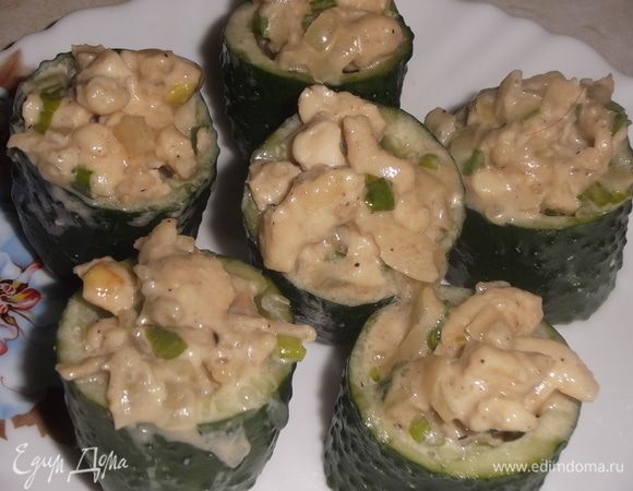 Наполнить салатом стаканчики из огурцов.