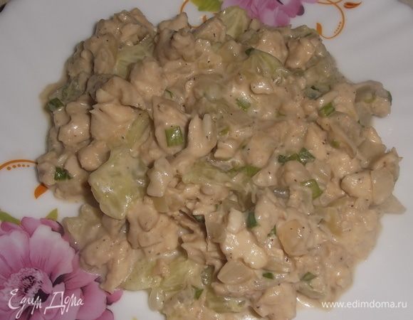 В оставшийся салат добавить мякоть огурцов. Перемешать. Подать в салатнике или порционно.