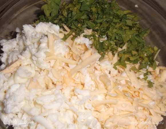 Натереть на крупной терке или нарезать. Добавить петрушку.