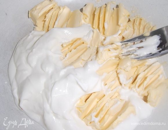 Размягченное масло смешать со сметаной.