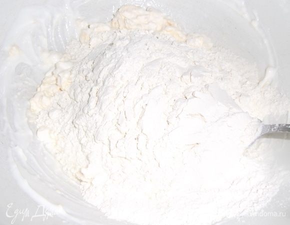 Всыпать муку.