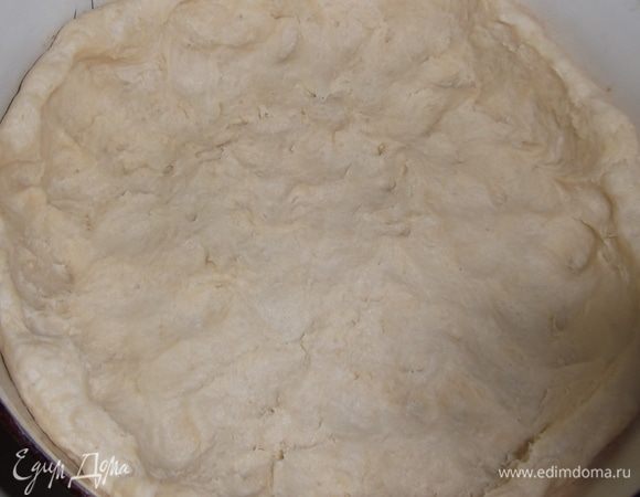 В сковороду или в форму выложить и разровнять тесто. Сделать бортики.