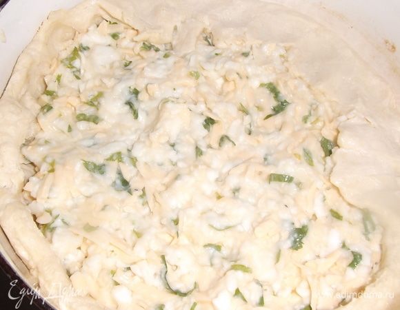 Выложить на тесто начинку. Бортики завертуть вовнутрь, как в ватрушке.