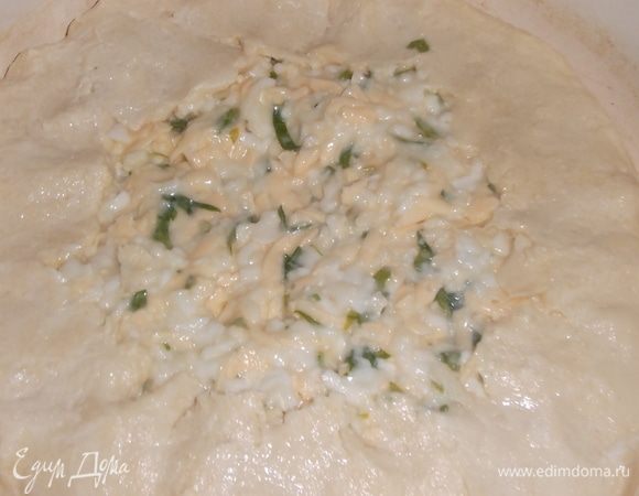 Поставить пирог в разогретую духовку до 190°С.