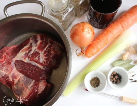 Потребуется мясо, которое подходит для длительной тепловой обработки: лопаточная часть говяжьей туши, говяжья шея, наружная часть тазобедренного отруба или оковалок.  Если мясо находится в холодильнике, его надо вынуть оттуда заранее. Положить мясо в глубокую миску или кастрюлю.
