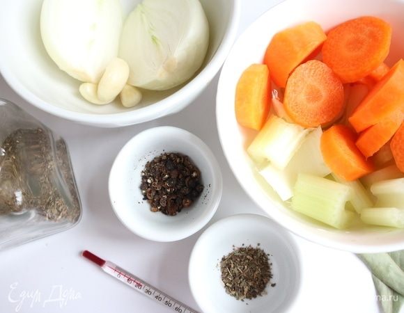 Приготовить все необходимое для маринада. Лук и чеснок почистить, морковь почистить и порезать кружочками, стебель сельдерея — кусочками. Специи слегка истолочь в ступке.