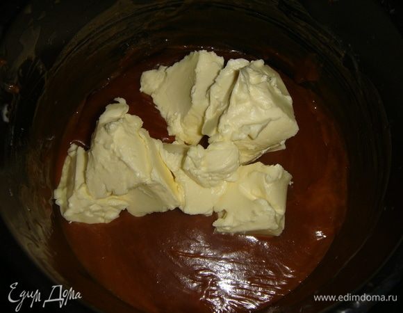 Снимаем сотейники с плиты и аккуратно вливаем кипящие сливки в растопленный сахар и быстро перемешиваем. Добавляем соль и остужаем до 30–36°С. Добавляем сливочное масло комнатной температуры.