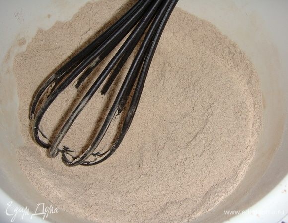 Шоколадный бисквит. В чаше миксера смешать венчиком муку, какао, соль, соду и сахар.