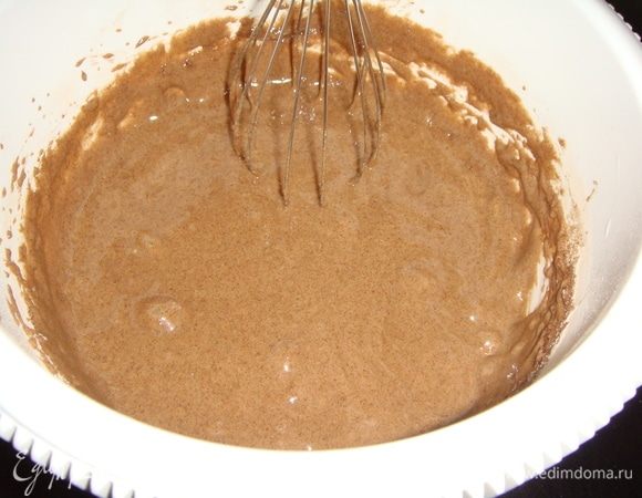 Влить растопленное сливочное масло, оливковое масло, яичные желтки, яблочный укус и молоко. Взбить миксером в течение 5-ти минут. Дно формы застелить пергаментом и вылить половину теста. Выпекать в разогретой до 170°С духовке 25–30 минут. Готовые коржи остудить, обернуть пищевой пленкой и убрать на ночь в холодильник.