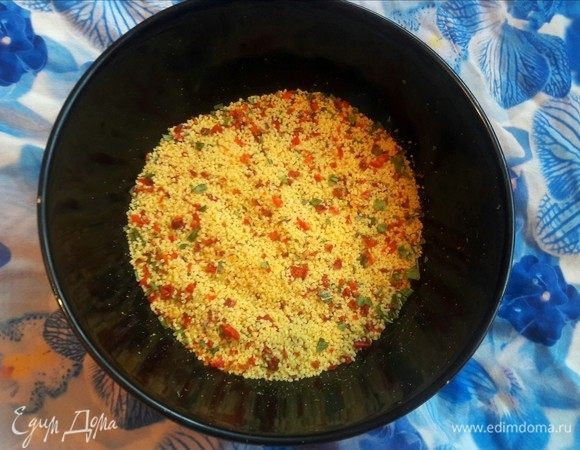 Залейте кускус кипятком и дайте настояться ему 5 минут.