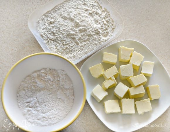 Размягченное сливочное масло взбить с сахарной пудрой, добавить просеянную муку со щепоткой соли. Замесить тесто.