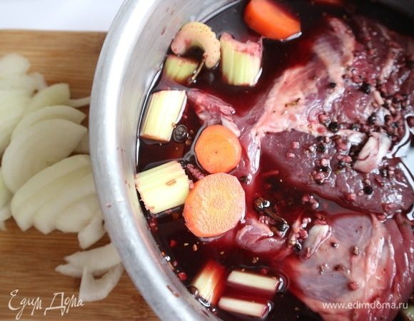 Подготовить маринад. Использовать качественное красное сухое вино, то самое, которым вы будете сопровождать блюдо после приготовления. Довести вино до кипения и остудить до  комнатной температуры. При нагревании из вина выпариваются лишние спиртовые пары, что положительно сказывается на мариновании. Репчатый лук и морковь почистить, порезать, стебель сельдерея порезать кусочками. Залить мясо вином, в которое добавлена морковь, сельдерей, чеснок, очищенный и порезанный кусочками, специи (лавровый лист, тимьян, душистый и черный перец, гвоздика). Лавровый лист можно поломать на кусочки. Добавить к маринаду немного морской соли. Залить мясо с овощами вином в таком количестве, чтобы оно покрывало мясо полностью.  