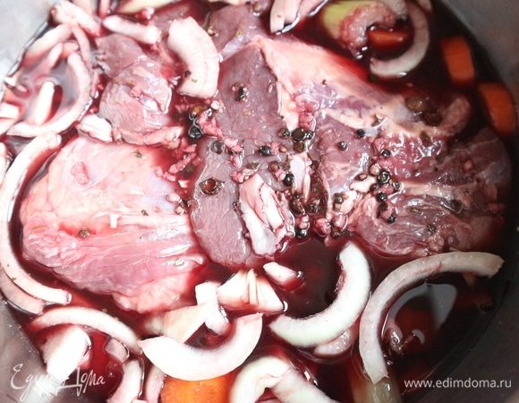 Добавить порезанный полукольцами лук. Кастрюлю накрыть крышкой, поставить кастрюлю в холодильник, мясо должно мариноваться часов 7-8.