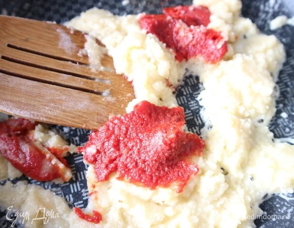 Добавить к ру томатную пасту. По желанию, можно количество томатной пасты немного увеличить, тогда вы получите более насыщенный цвет.